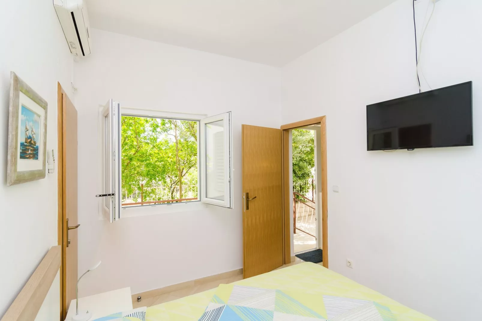 Apartments & Rooms Barišić - Superior Studio Apartment with Balcony and Garden View (G2-7)-Indoor