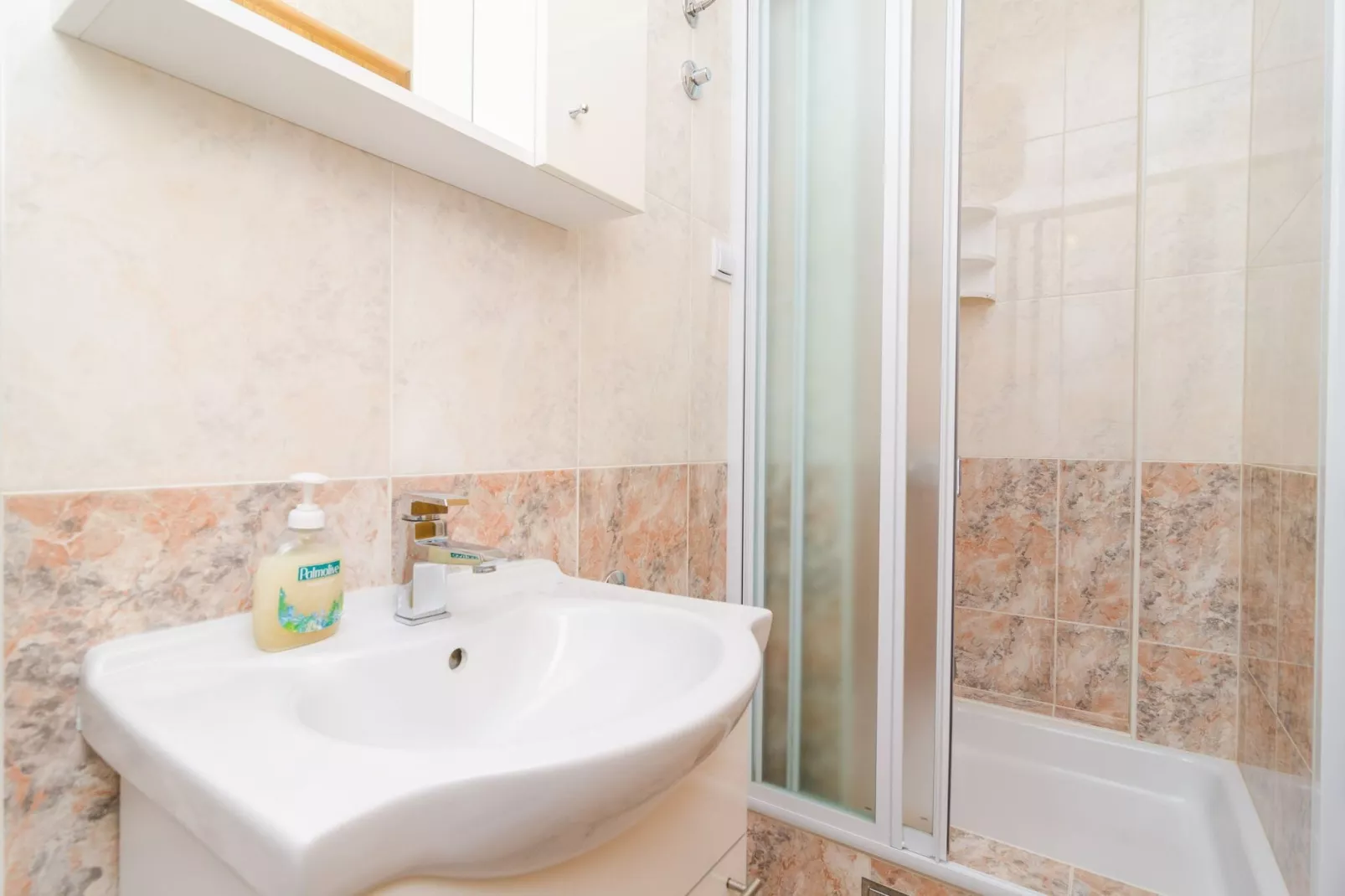 Apartments & Rooms Barišić - Studio Apartment with Balcony and Garden View (First Floor)-APT 9-Bathroom