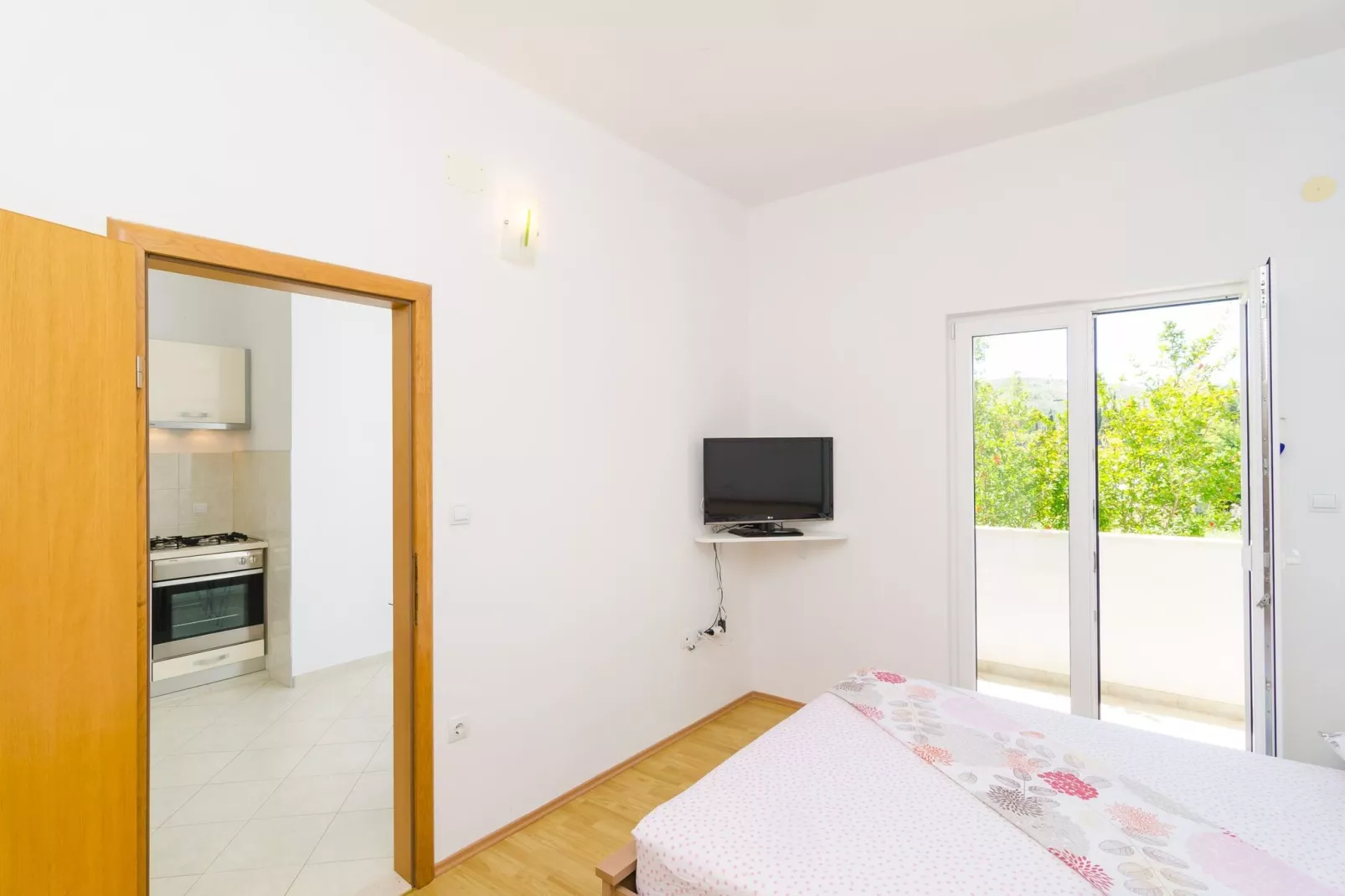 Apartments & Rooms Barišić - Studio Apartment with Balcony and Garden View (First Floor)-APT 9-Indoor