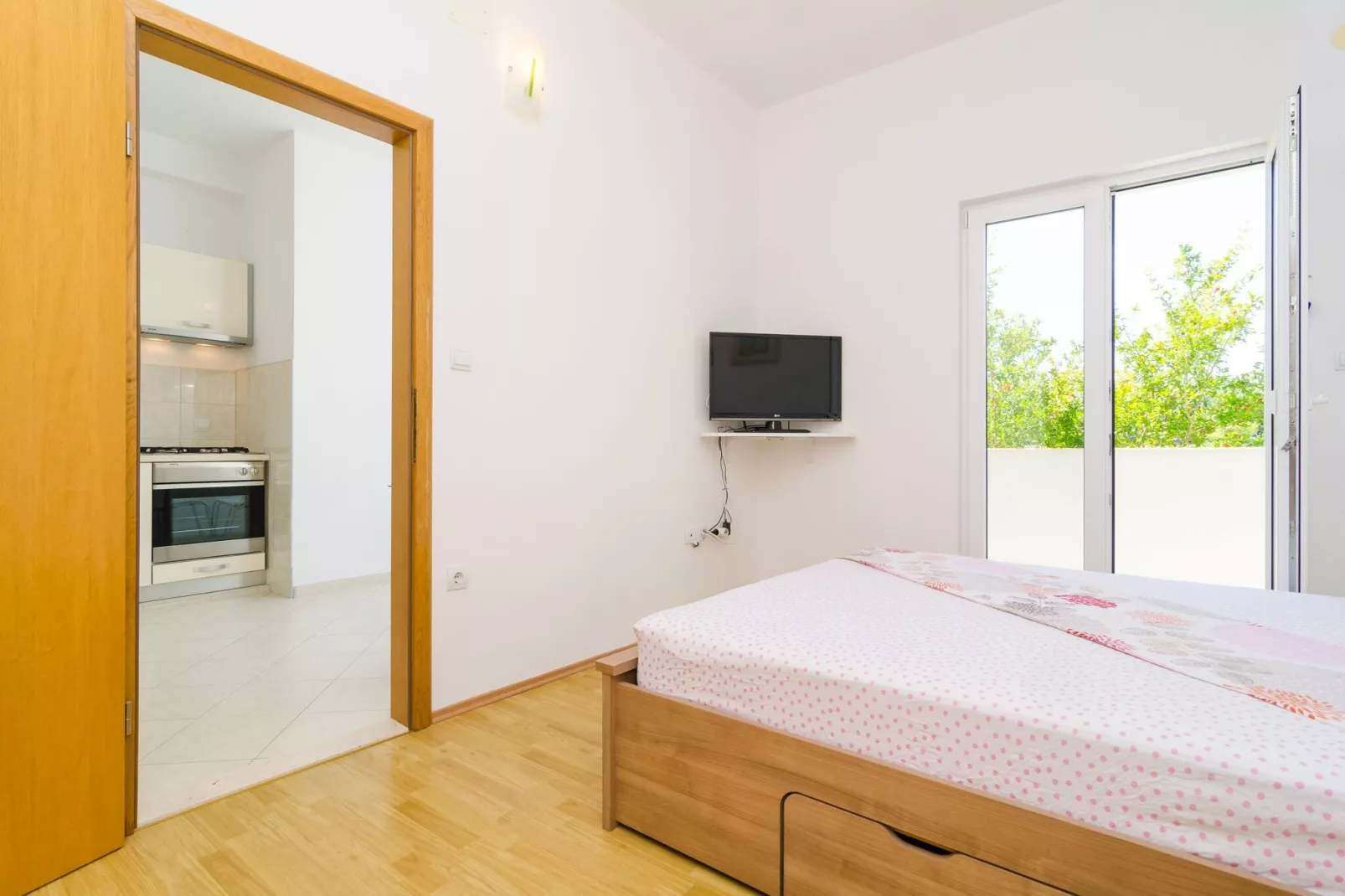 Apartments & Rooms Barišić - Studio Apartment with Balcony and Garden View (First Floor)-APT 9-Indoor