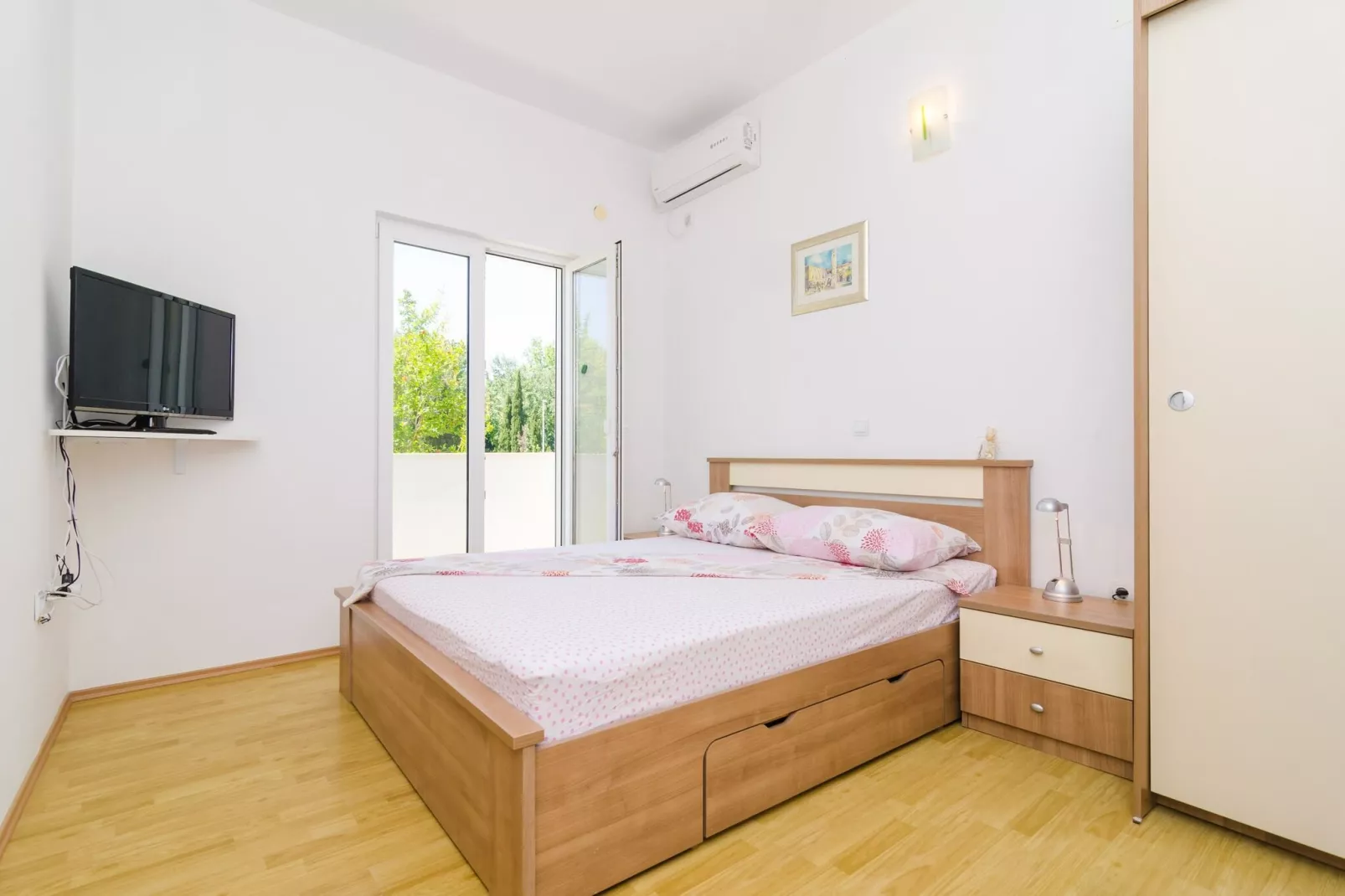 Apartments & Rooms Barišić - Studio Apartment with Balcony and Garden View (First Floor)-APT 9-Indoor