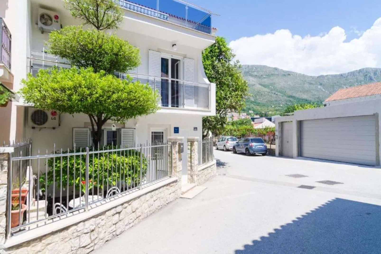 Apartments & Rooms Barišić - Studio Apartment with Balcony and Garden View (First Floor)-APT 9-Outdoor