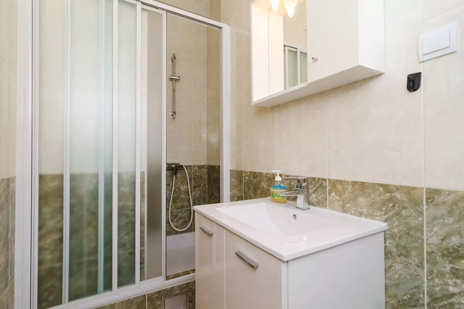 Apartments & Rooms Barišić - Studio Apartment with Balcony and City View (First Floor)-APT 10-Salle de bain
