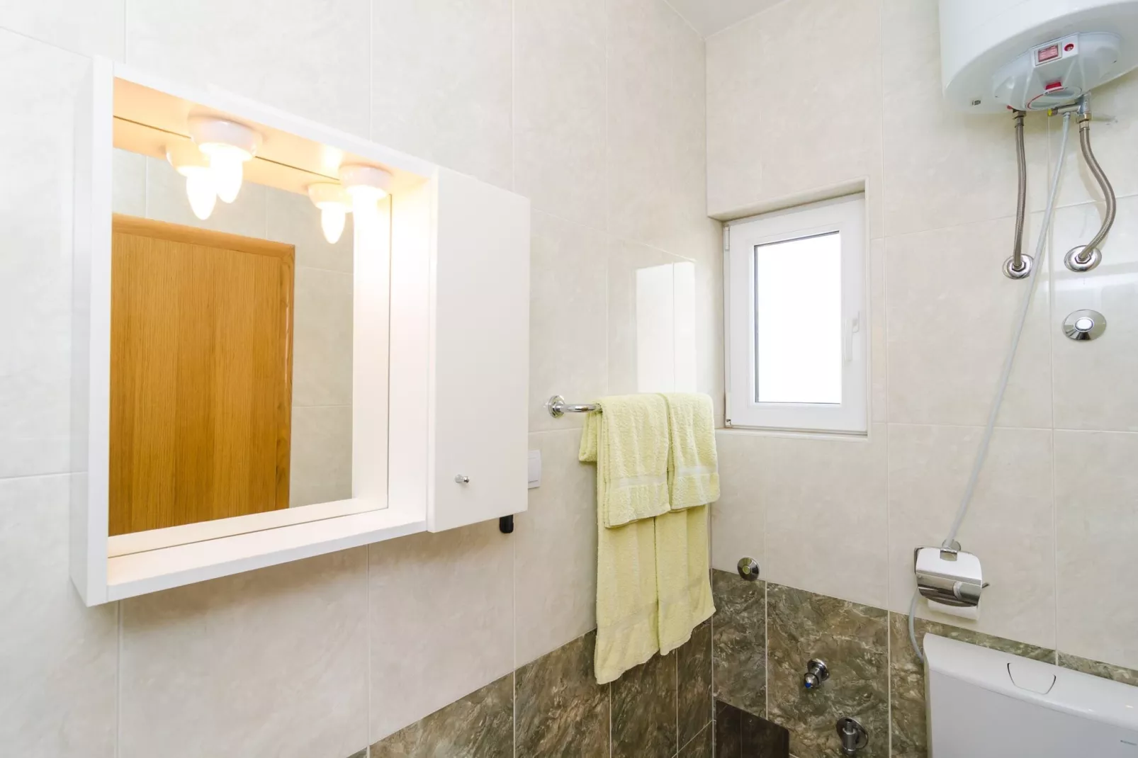Apartments & Rooms Barišić - Studio Apartment with Balcony and City View (First Floor)-APT 10-Salle de bain