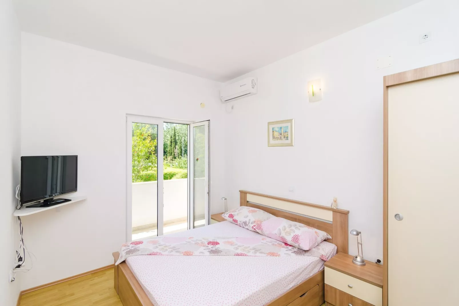 Apartments & Rooms Barišić - Studio Apartment with Balcony and Garden View (Second Floor)-APT 13-Indoor