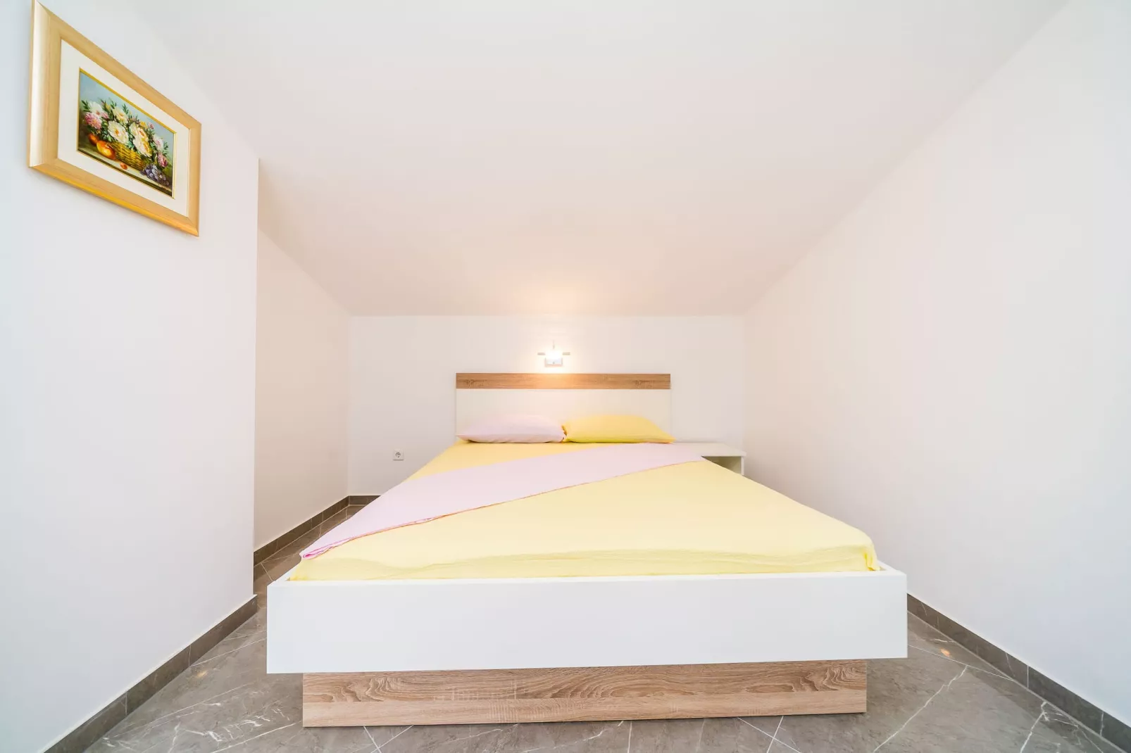 Apartments & Rooms Barišić - Double Room with Balcony and Garden View(Second Floor)-Soba 1-Schlafzimmer