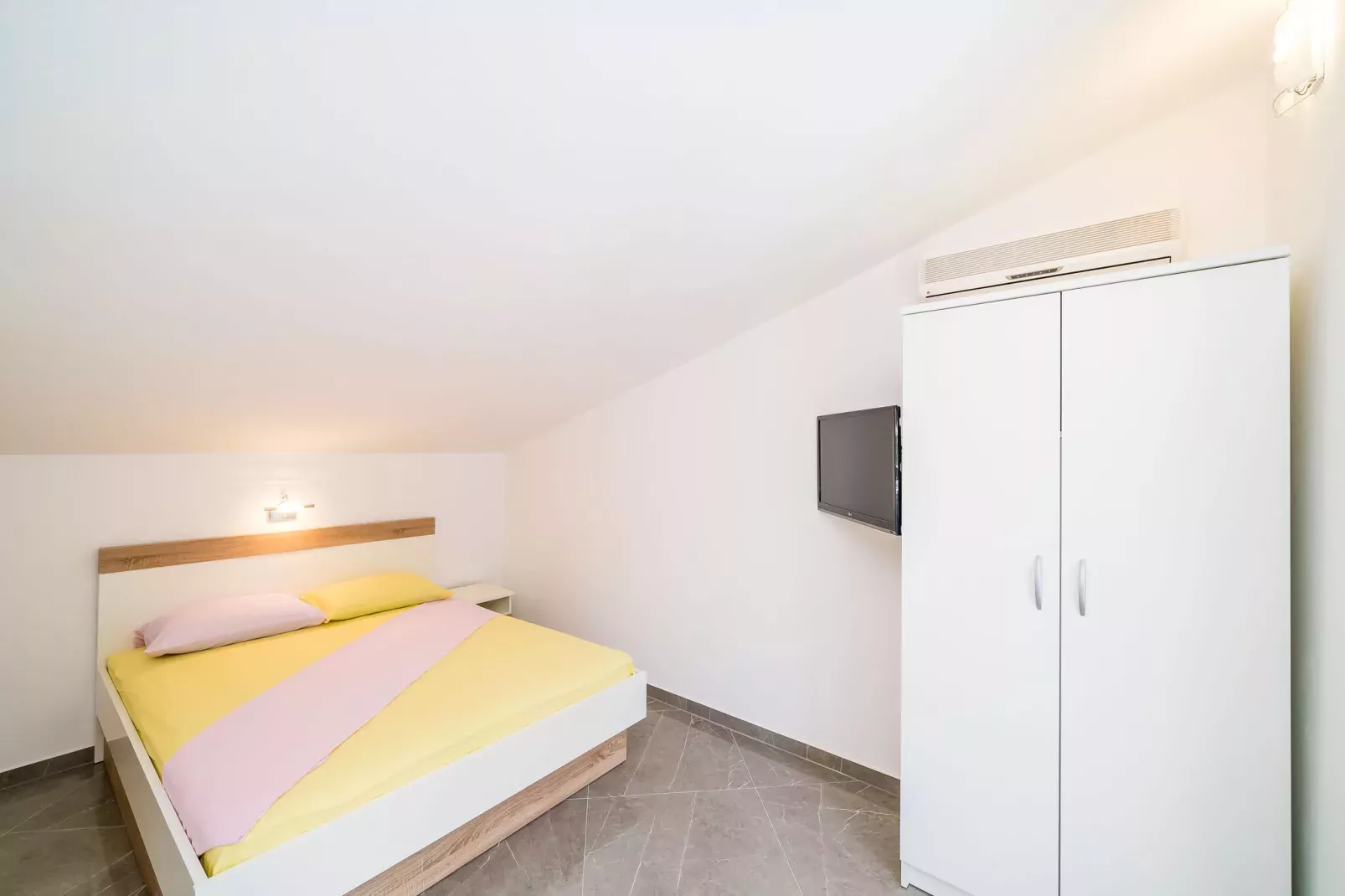 Apartments & Rooms Barišić - Double Room with Balcony and Garden View(Second Floor)-Soba 1-Schlafzimmer