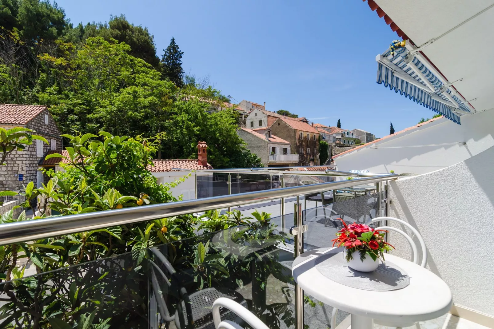 Apartments & Rooms Barišić - Double Room with Balcony and Garden View(Second Floor)-Soba 1-Gärten Sommer
