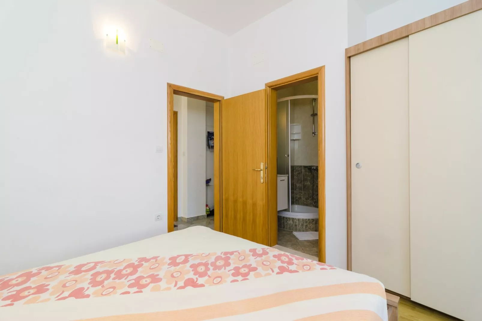 Apartments & Rooms Barišić - Double Room with Balcony and City View(First Floor)(Soba 11)-Bedroom
