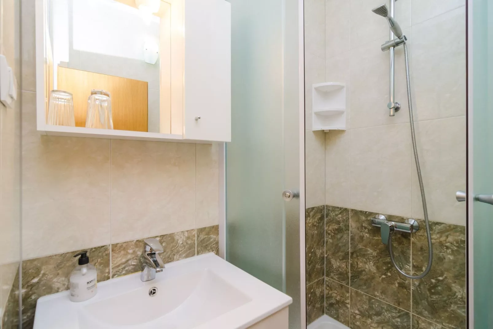 Apartments & Rooms Barišić - Double Room with Balcony and City View(First Floor)(Soba 11)-Bathroom