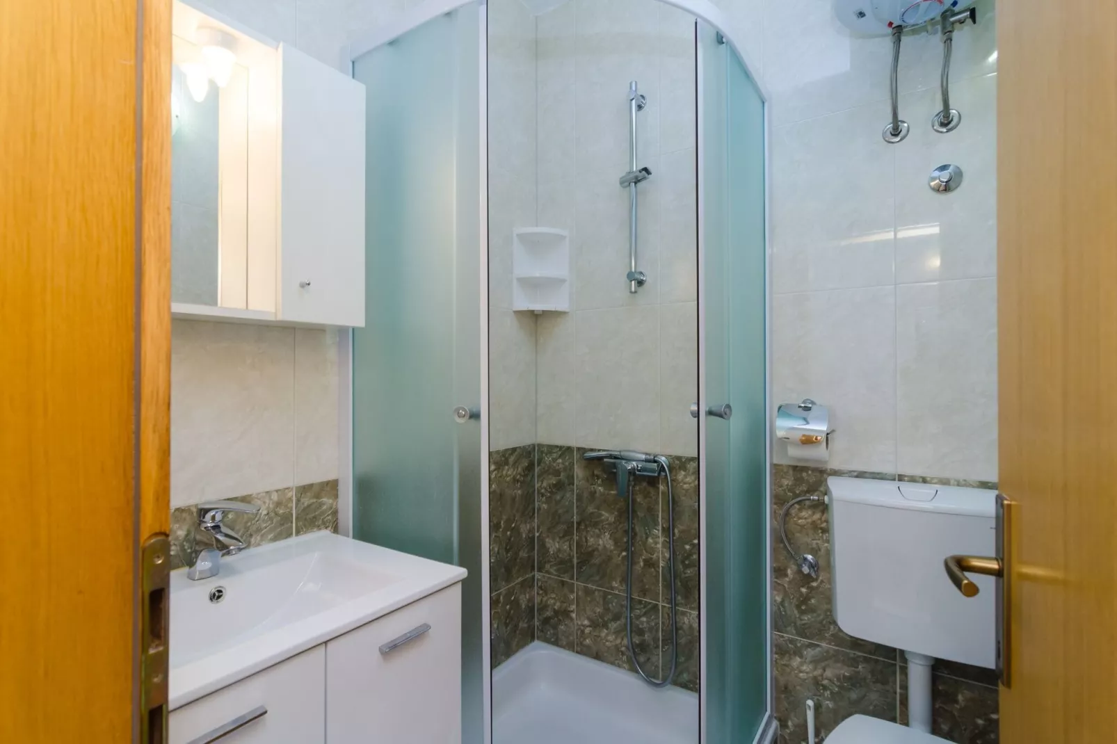 Apartments & Rooms Barišić - Double Room with Balcony and City View(First Floor)(Soba 11)-Bathroom