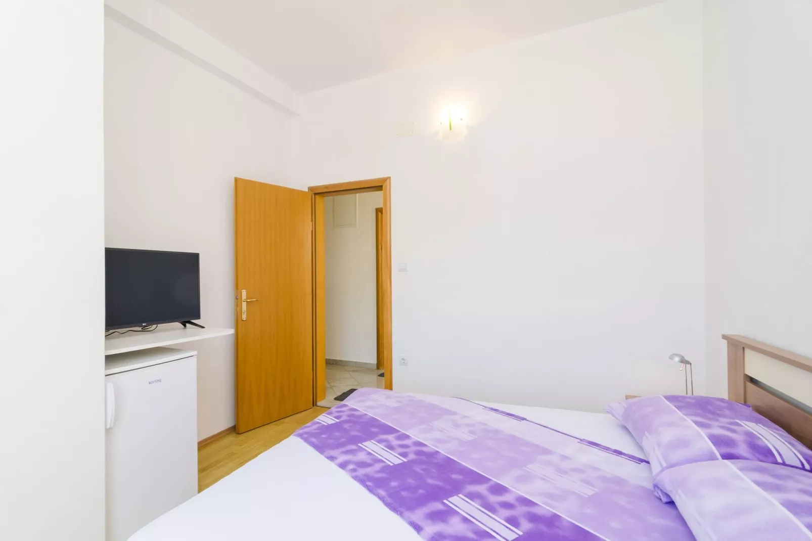 Apartments & Rooms Barišić - Standard Double Room with Balcony and Garden View (Second floor-Soba 12)-Indoor