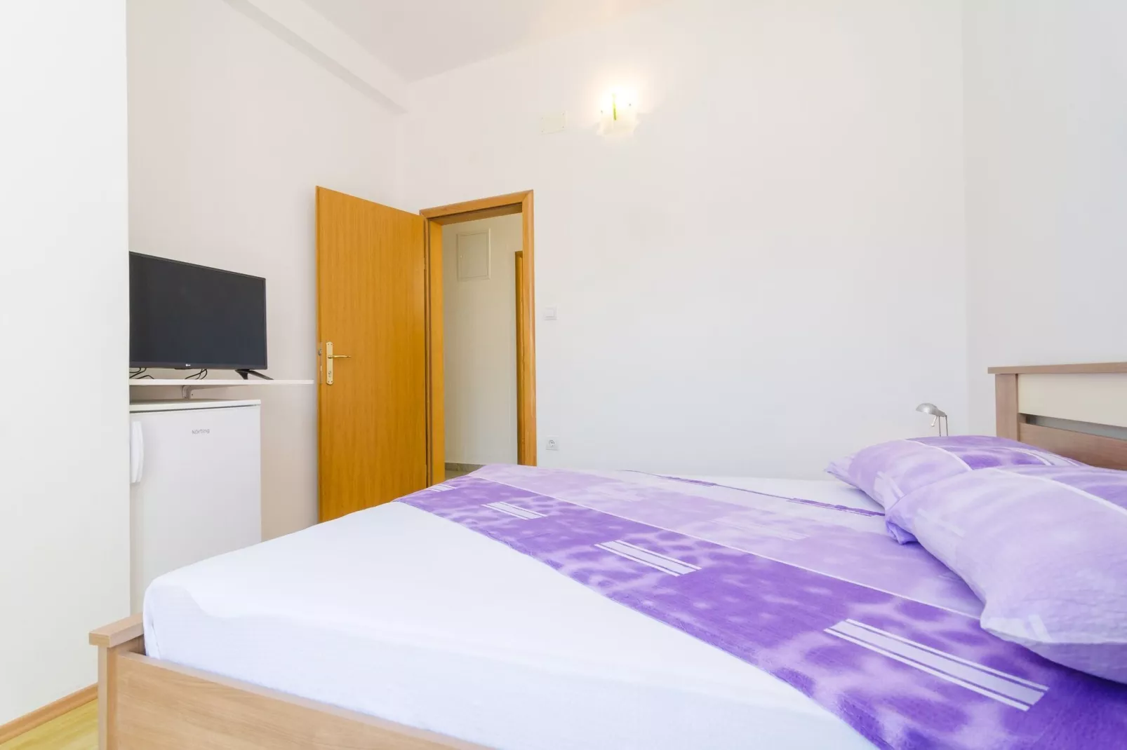 Apartments & Rooms Barišić - Standard Double Room with Balcony and Garden View (Second floor-Soba 12)-Indoor