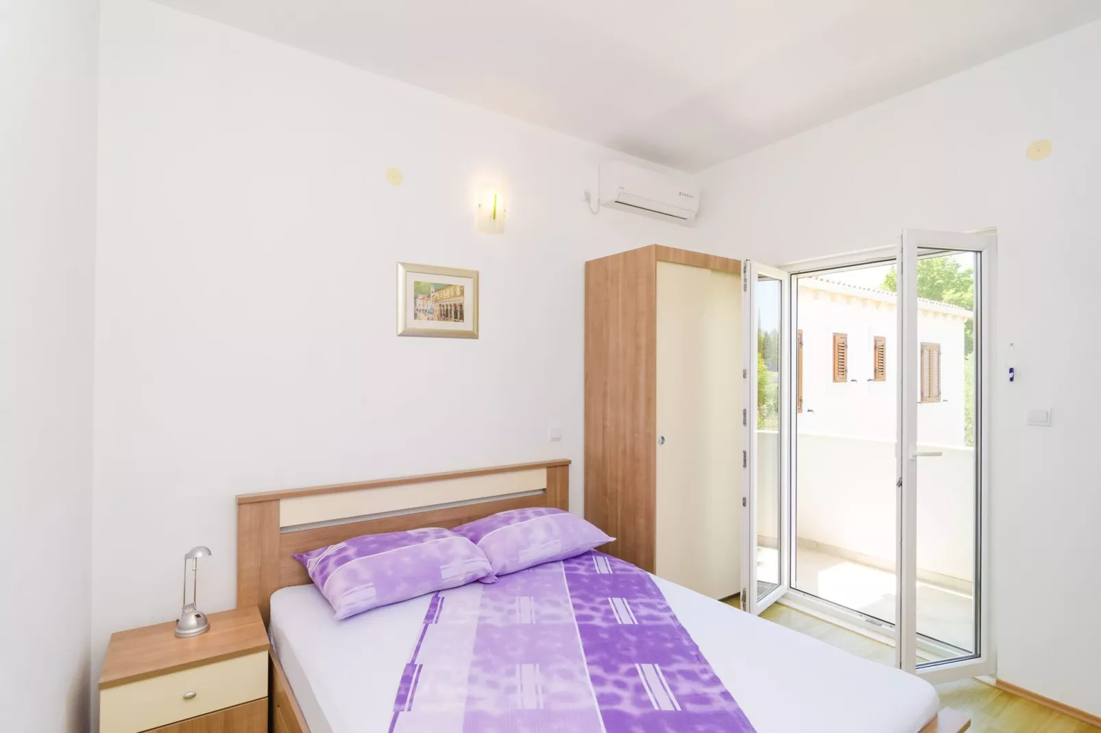 Apartments & Rooms Barišić - Standard Double Room with Balcony and Garden View (Second floor-Soba 12)-Indoor