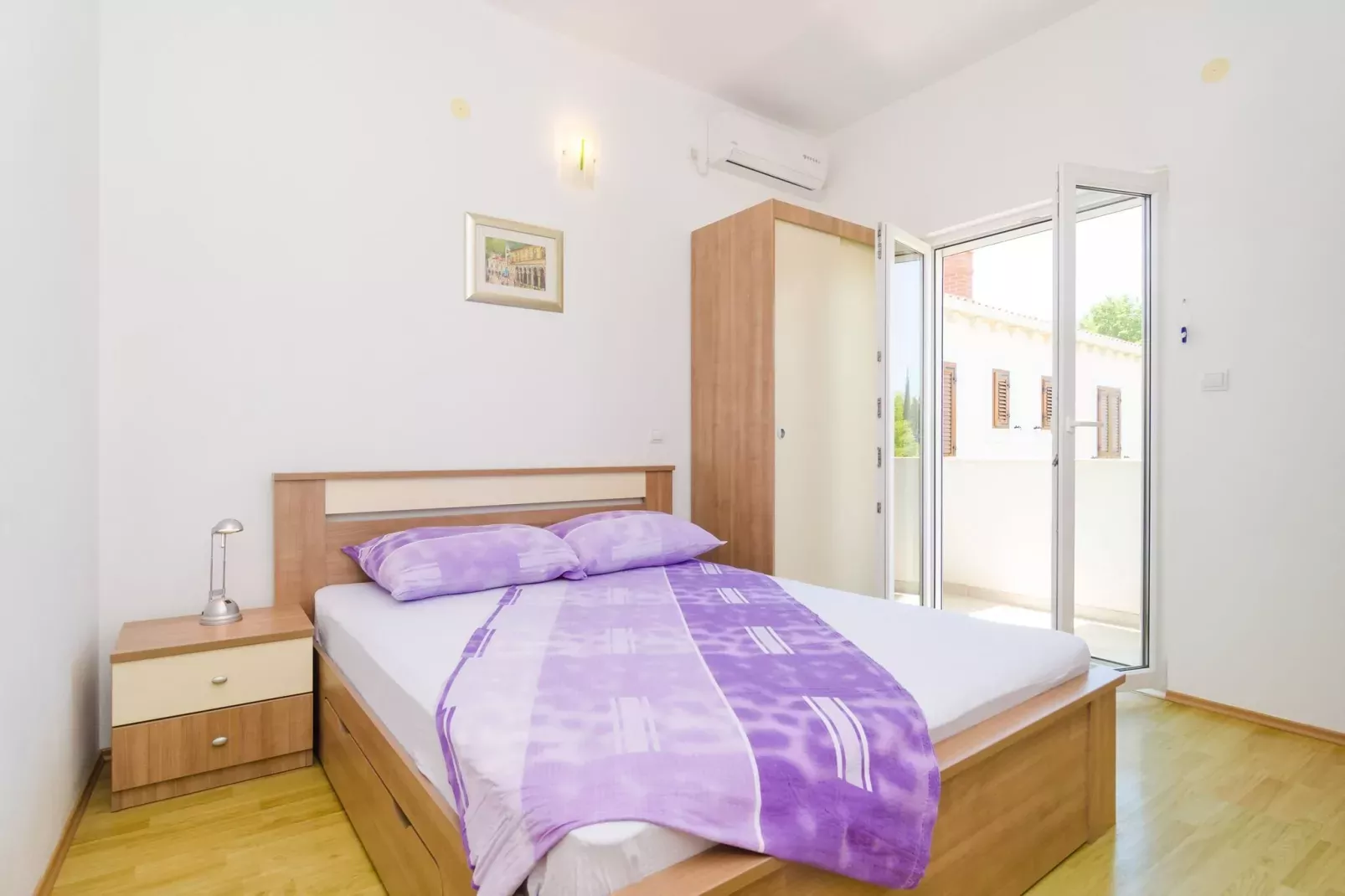 Apartments & Rooms Barišić - Standard Double Room with Balcony and Garden View (Second floor-Soba 12)-Indoor
