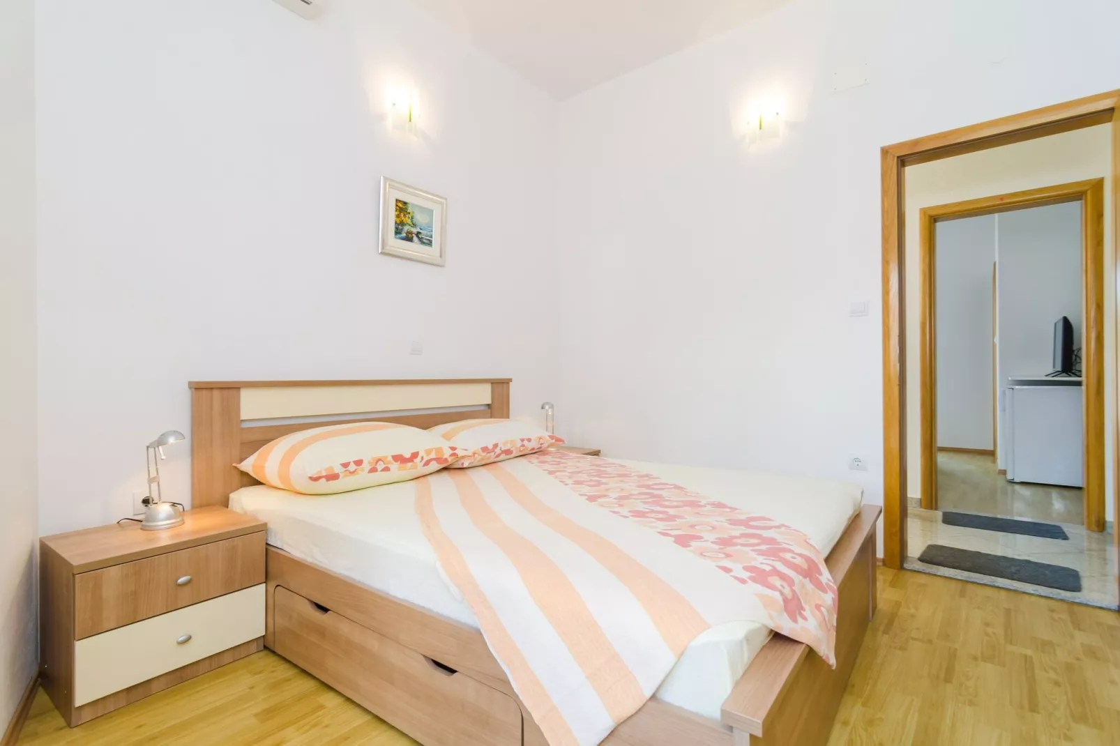 Apartments & Rooms Barišić - Double Room with Balcony and City View (Second Floor) (Soba 15)-Indoor