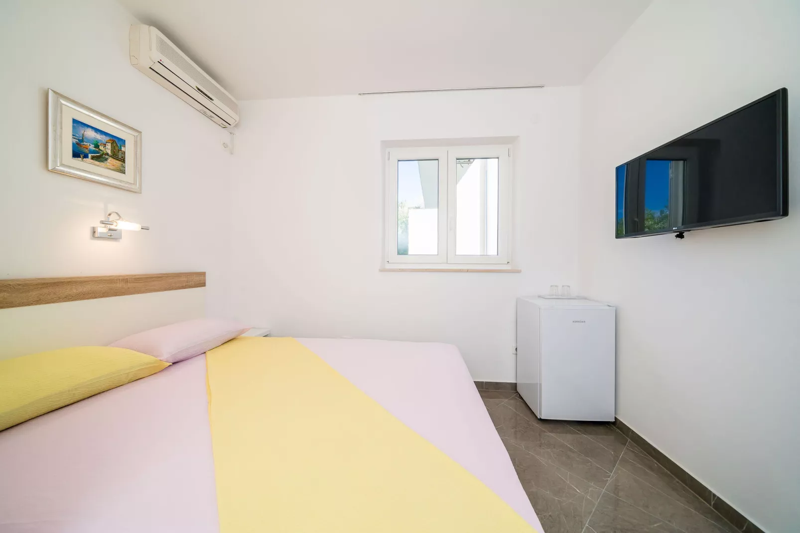 Apartments & Rooms Barišić - Standard Double Room with Patio and Garden View (First floor-Soba 4)-Bedroom