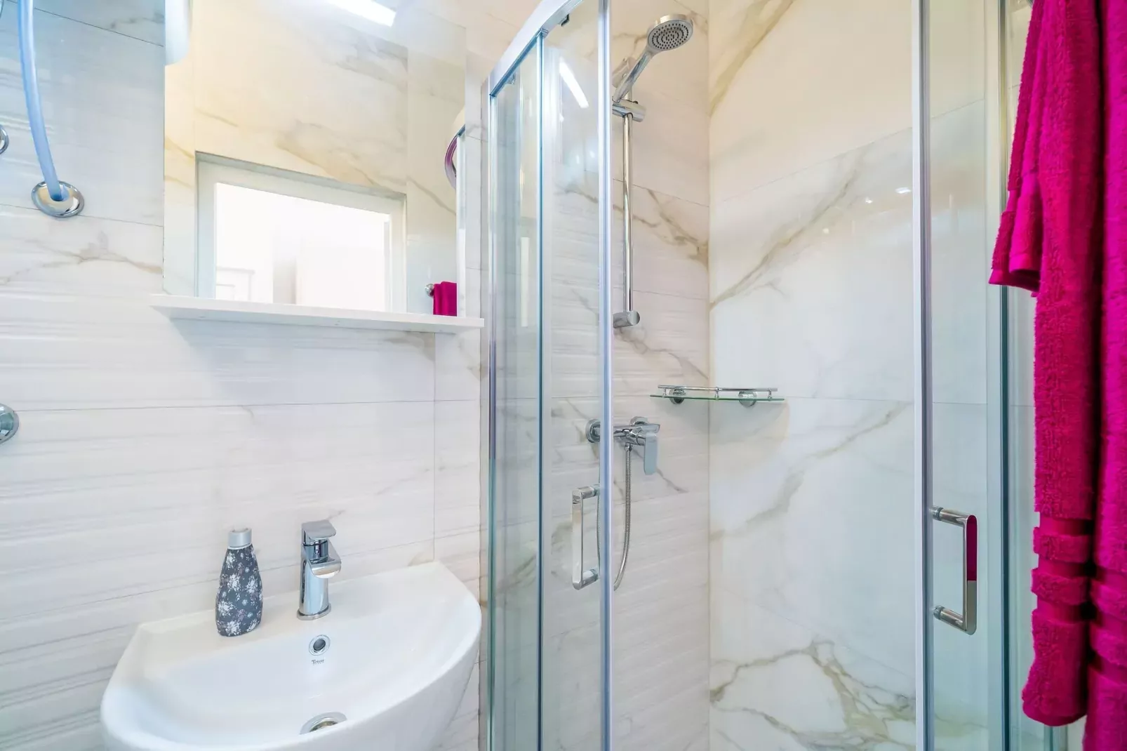 Apartments & Rooms Barišić - Standard Double Room with Patio and Garden View (First floor-Soba 4)-Bathroom
