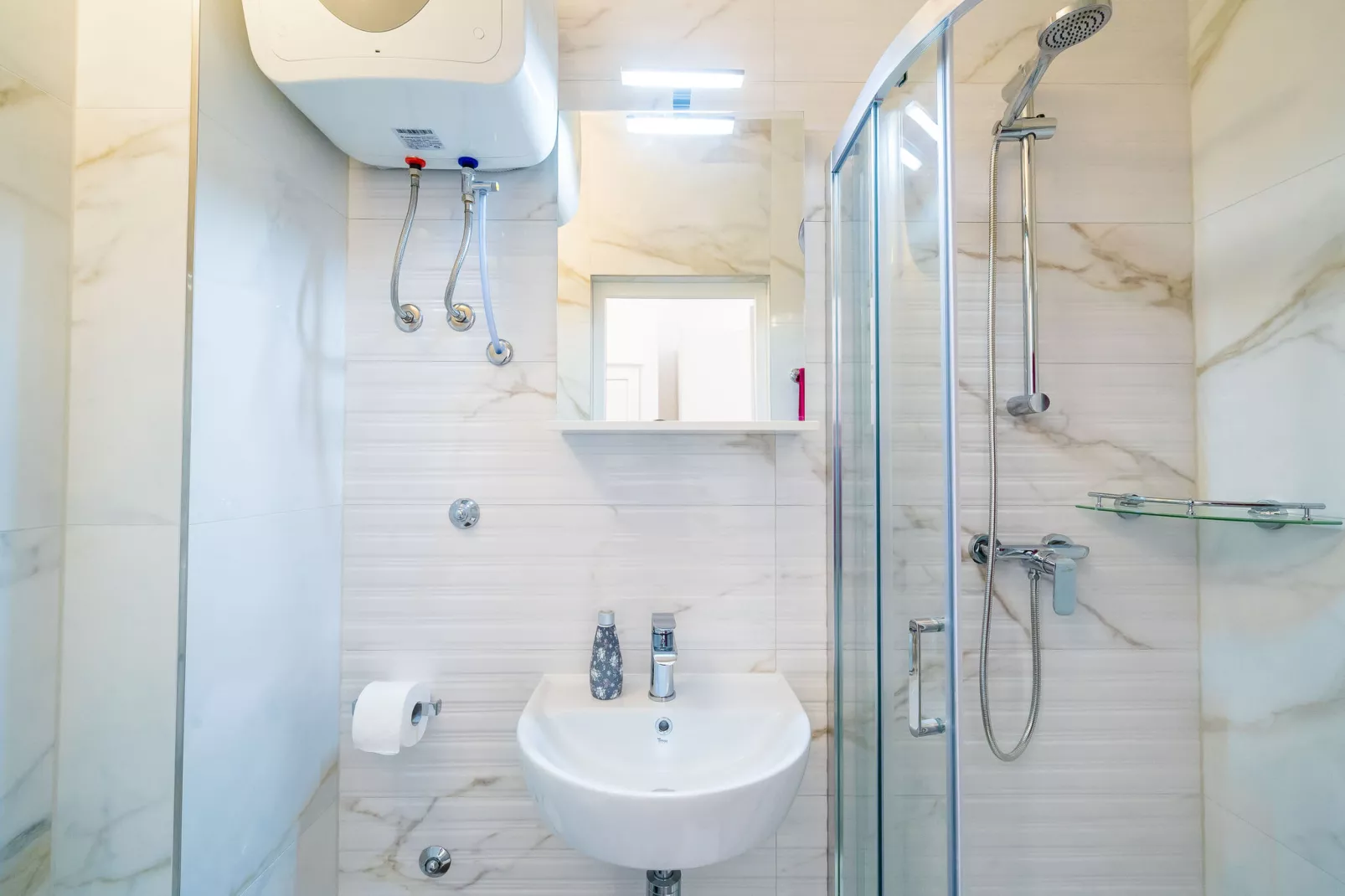 Apartments & Rooms Barišić - Standard Double Room with Patio and Garden View (First floor-Soba 4)-Bathroom