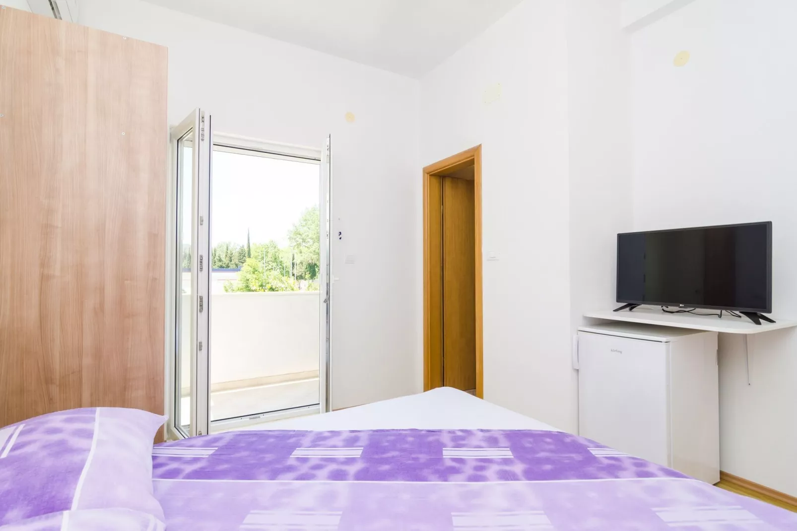Apartments & Rooms Barišić - Double Room with Balcony and Garden View (First floor-Soba 8)-Indoor