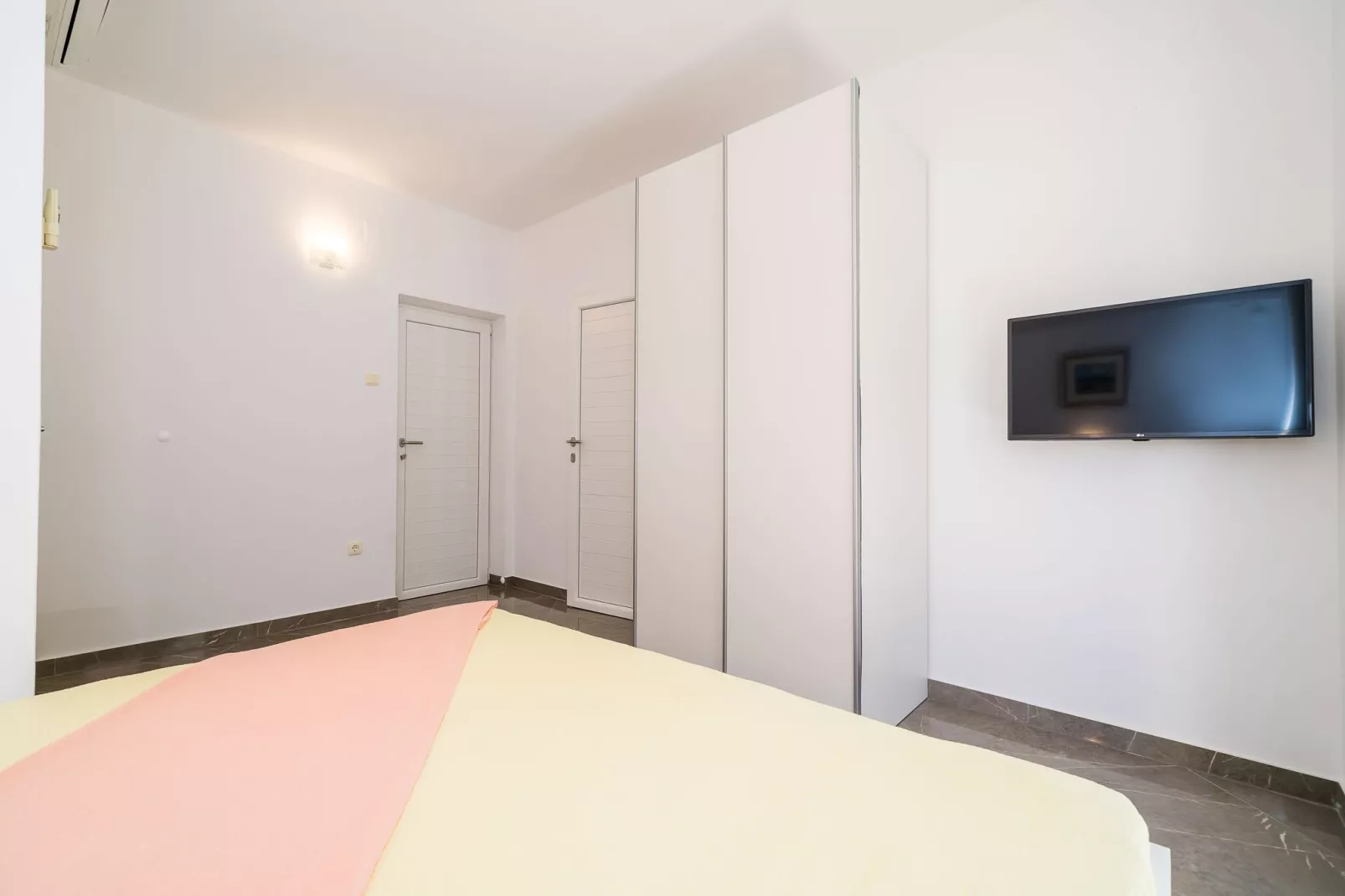 Apartments & Rooms Barišić-Standard One Bedroom Apartment with Balcony and Garden View(APT-3)-Bedroom