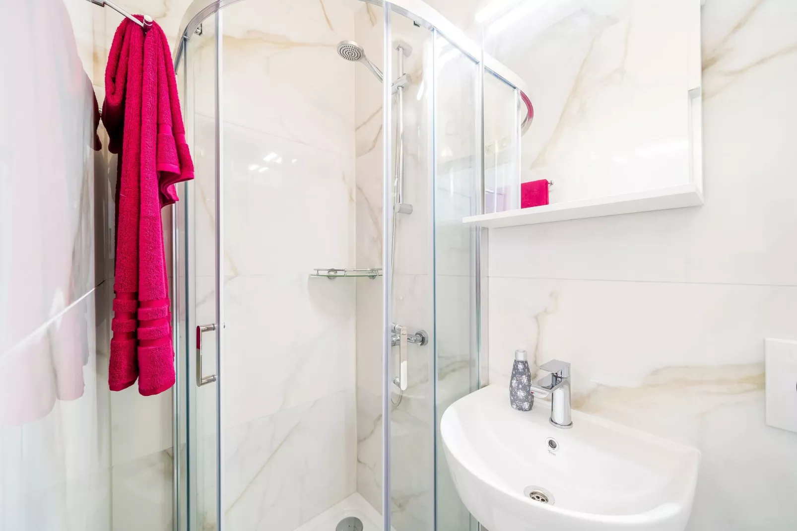 Apartments & Rooms Barišić-Standard One Bedroom Apartment with Balcony and Garden View(APT-3)-Bathroom