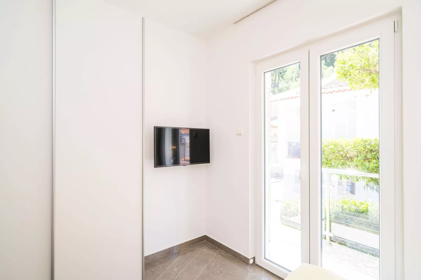 Apartments & Rooms Barišić-Standard One Bedroom Apartment with Balcony and Garden View(APT-3)-Indoor