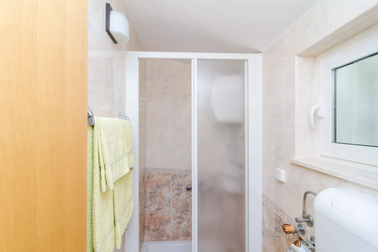 Apartments & Rooms Barišić-Comfort One Bedroom Apartment with Balcony and Garden View (Apt Preko-5)-Bathroom