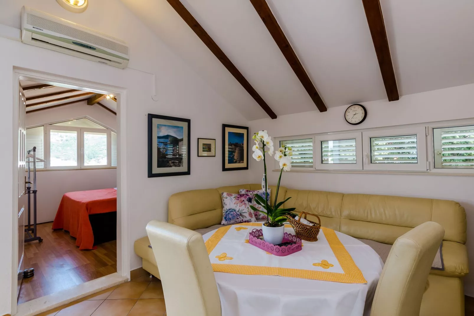 Apartment Marina View - One-Bedroom Apartment with Terrace and Sea View-Wohnzimmer