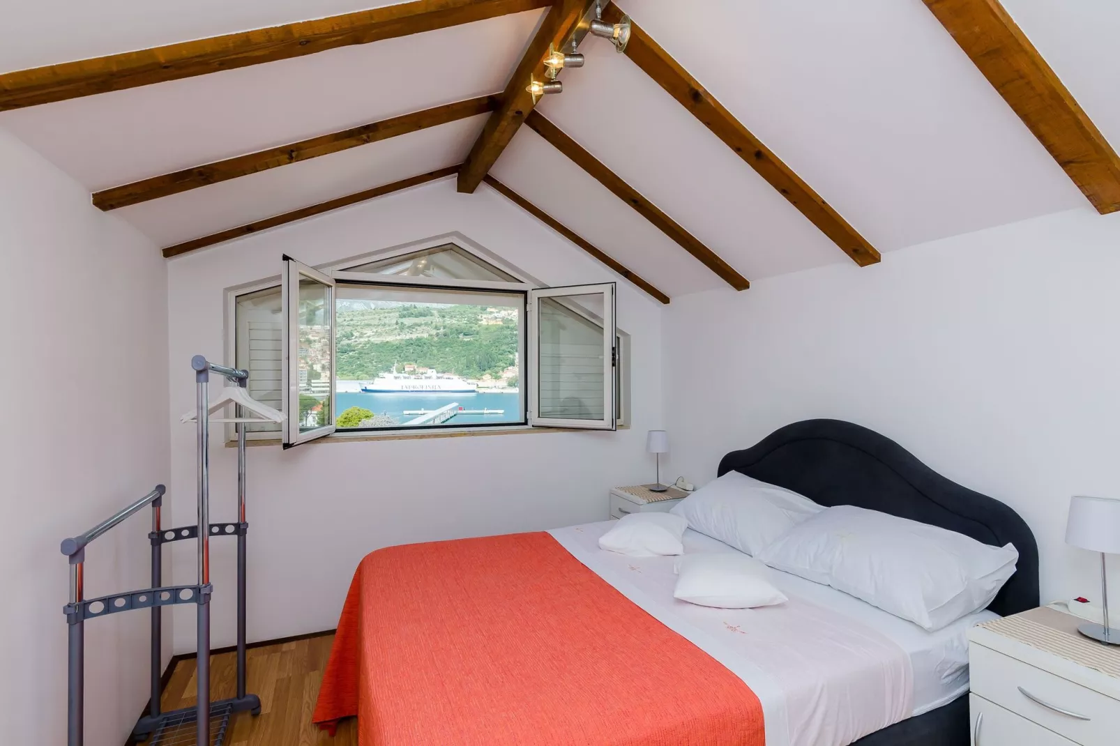 Apartment Marina View - One-Bedroom Apartment with Terrace and Sea View-Schlafzimmer