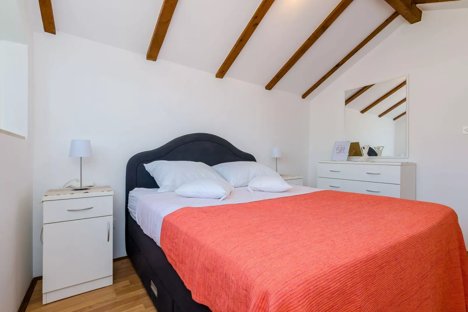 Apartment Marina View - One-Bedroom Apartment with Terrace and Sea View-Schlafzimmer