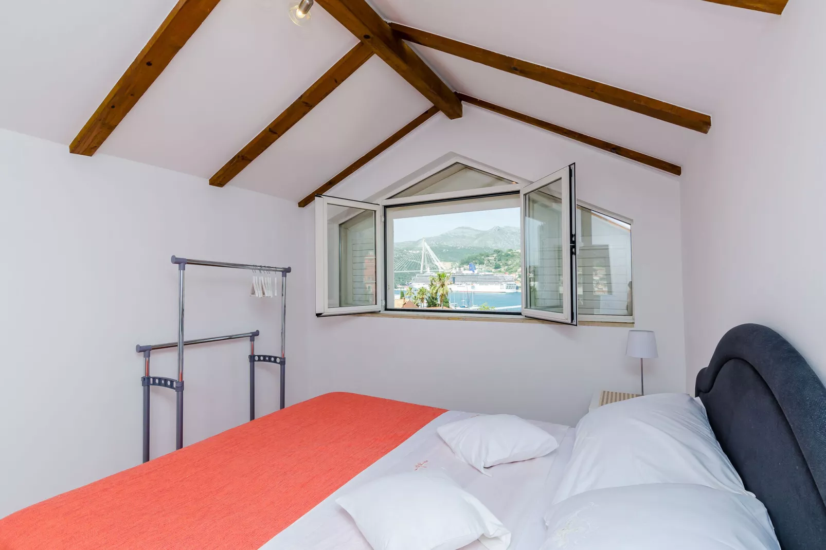 Apartment Marina View - One-Bedroom Apartment with Terrace and Sea View-Schlafzimmer
