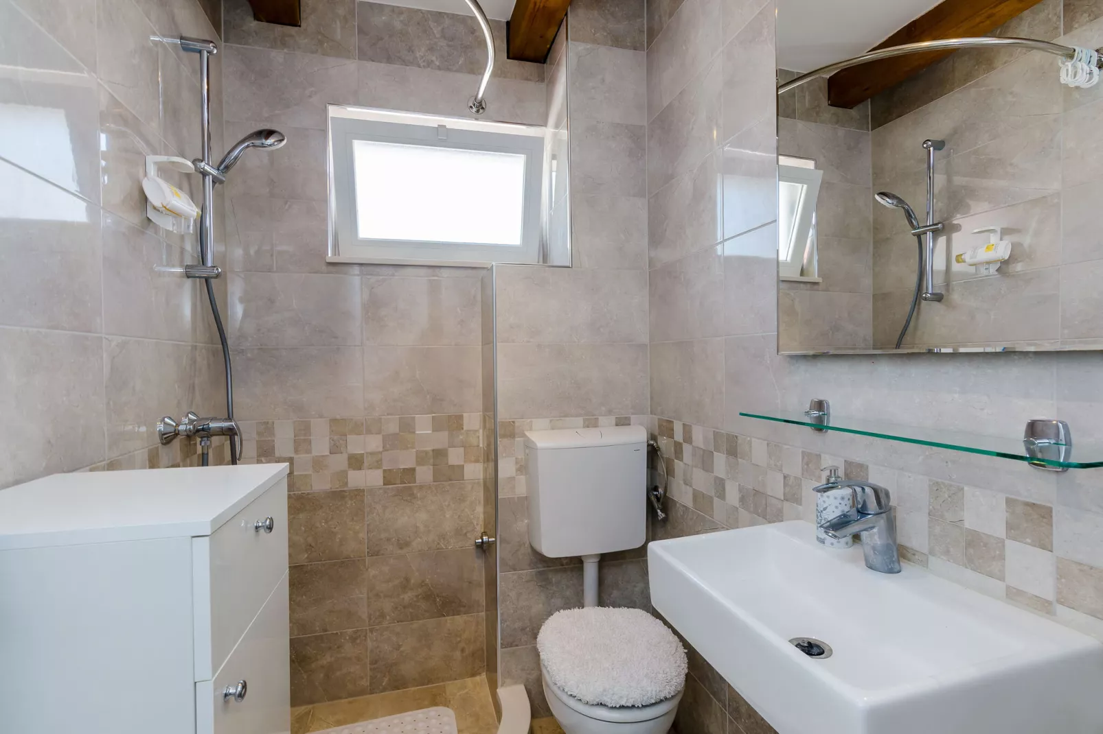 Apartment Marina View - One-Bedroom Apartment with Terrace and Sea View-Badezimmer