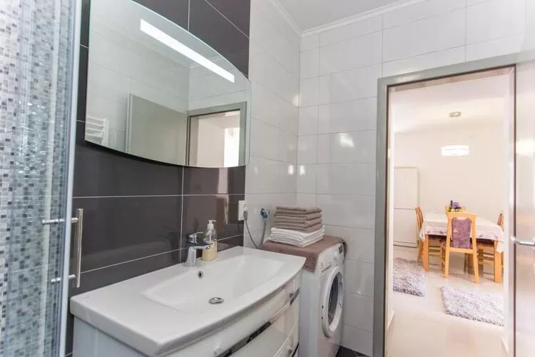 Apartment Mojaš - Two Bedroom Apartment with Terrace-Bathroom