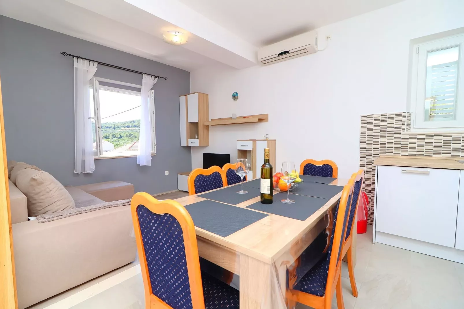 Apartments Radojković Lumbarda - Comfort Two Bedroom Apartment with Terrace and Sea View (A2)-Dining room