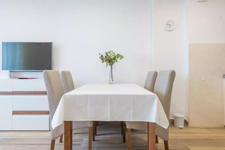 Apartment Luce Royal - One Bedroom Apartment with Balcony and Sea View-Dining room