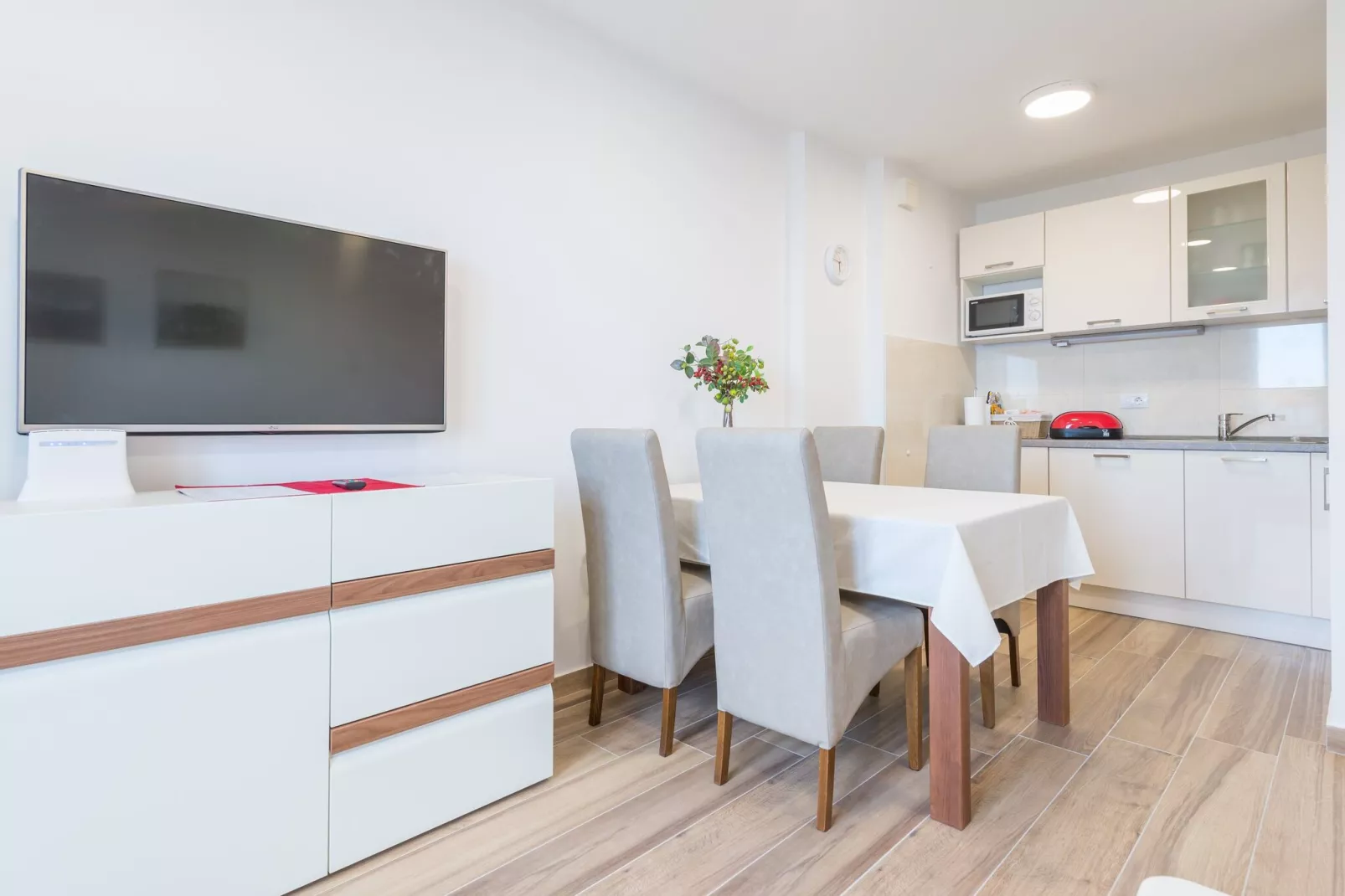 Apartment Luce Royal - One Bedroom Apartment with Balcony and Sea View-Dining room