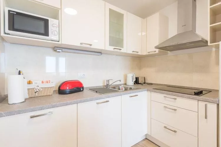 Apartment Luce Royal - One Bedroom Apartment with Balcony and Sea View-Kitchen