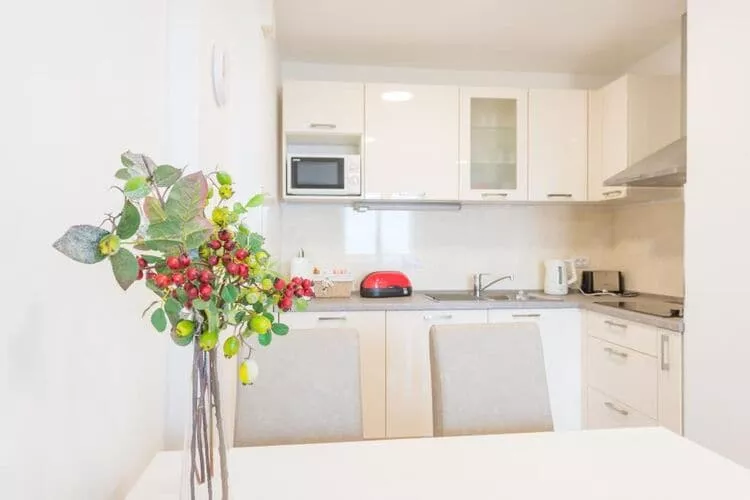 Apartment Luce Royal - One Bedroom Apartment with Balcony and Sea View-Kitchen