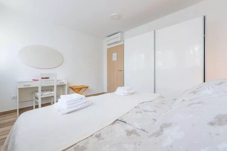 Apartment Luce Royal - One Bedroom Apartment with Balcony and Sea View-Bedroom