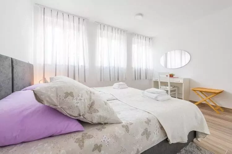 Apartment Luce Royal - One Bedroom Apartment with Balcony and Sea View-Bedroom