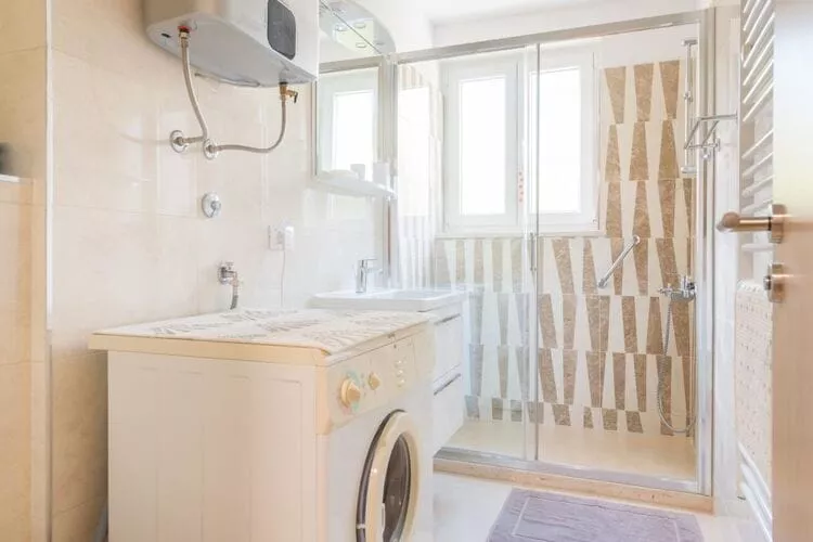 Apartment Luce Royal - One Bedroom Apartment with Balcony and Sea View-Bathroom