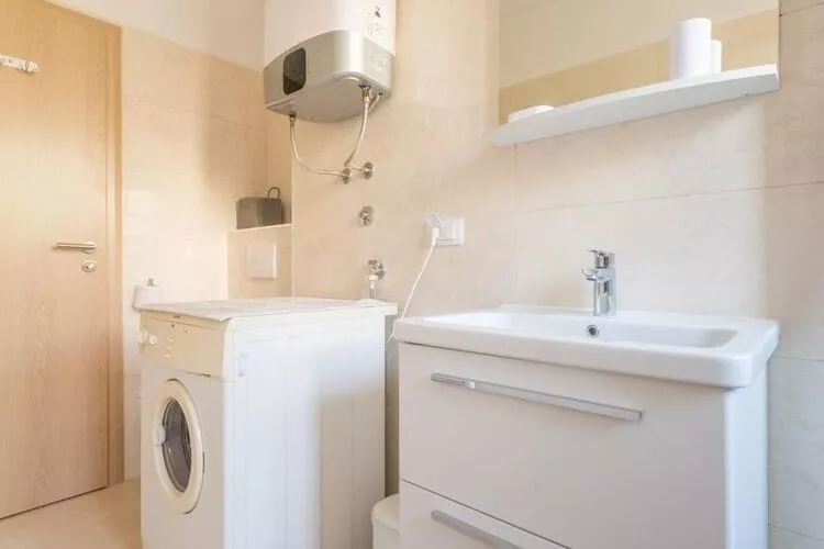Apartment Luce Royal - One Bedroom Apartment with Balcony and Sea View-Bathroom