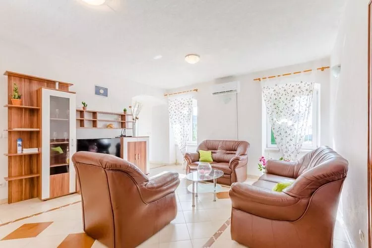 Apartment Magdalena - Three Bedroom Apartment-Salon