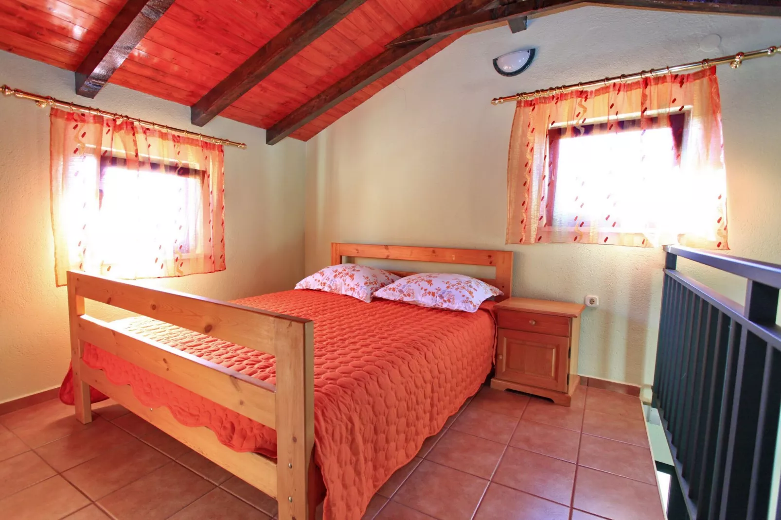 Stone House Oreb's Cottage - Two Bedroom Stone House with Terrace and Garden View-Chambre