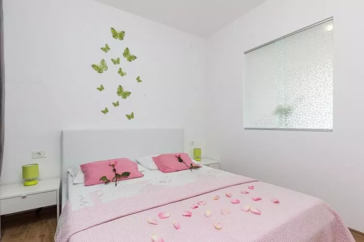 Apartment Manuela - One-Bedroom Apartment with Balcony and Sea View-Bedroom