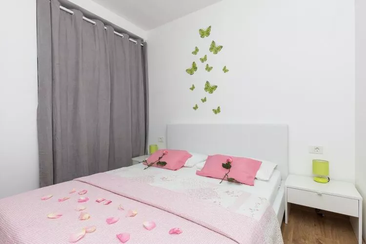 Apartment Manuela - One-Bedroom Apartment with Balcony and Sea View-Bedroom