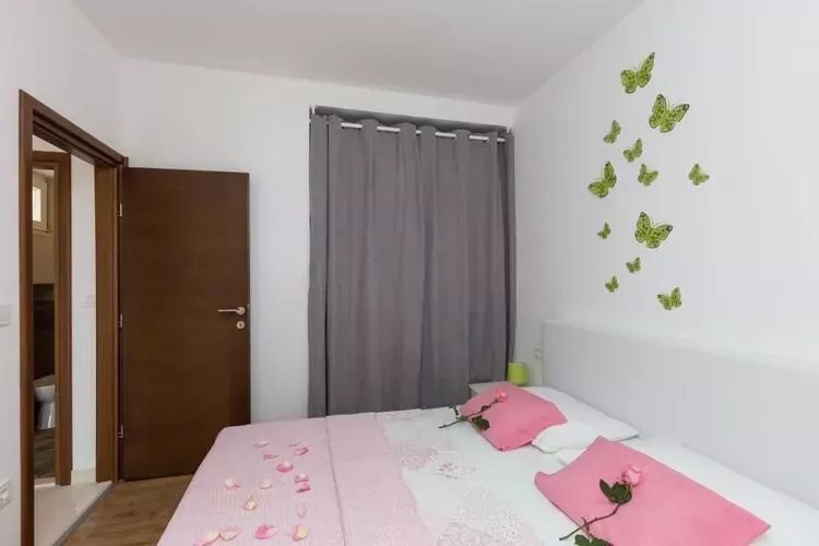 Apartment Manuela - One-Bedroom Apartment with Balcony and Sea View-Bedroom