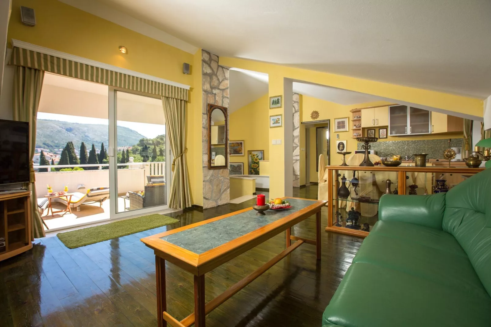 Holiday Home Lapad Beach Royal - Five Bedroom Holiday Home with Balcony and City View-Living room