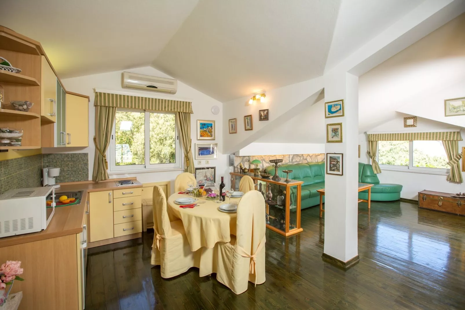 Holiday Home Lapad Beach Royal - Five Bedroom Holiday Home with Balcony and City View-Dining room